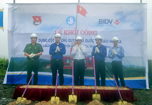 Đồng chí Lê Quốc Phong (thứ 2 từ trái sang) làm lễ động thổ khởi công xây dựng cột cờ Tổ quốc tại đảo Hòn La